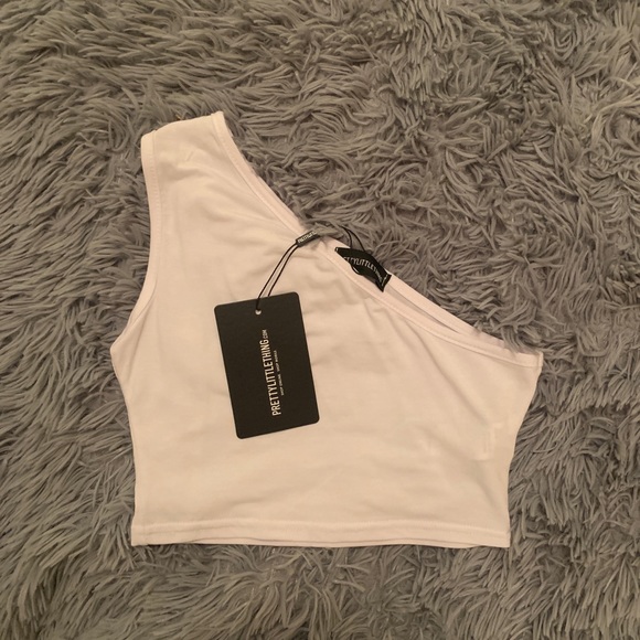PrettyLittleThing Tops - Pretty little thing one shoulder crop top
